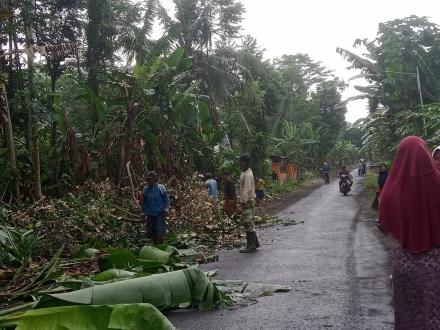 PEDULI KEBERSIHAN LINGKUNGAN WARGA GUYUB KERJA BAKTI