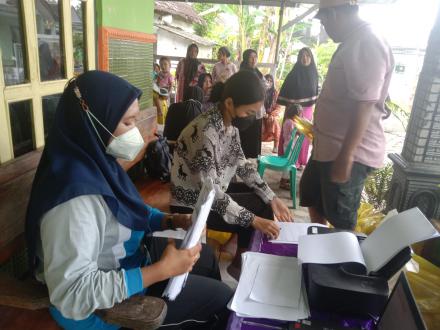 VAKSIN COVID - 19 DI POSYANDU DAPAT MINYAK GORENG